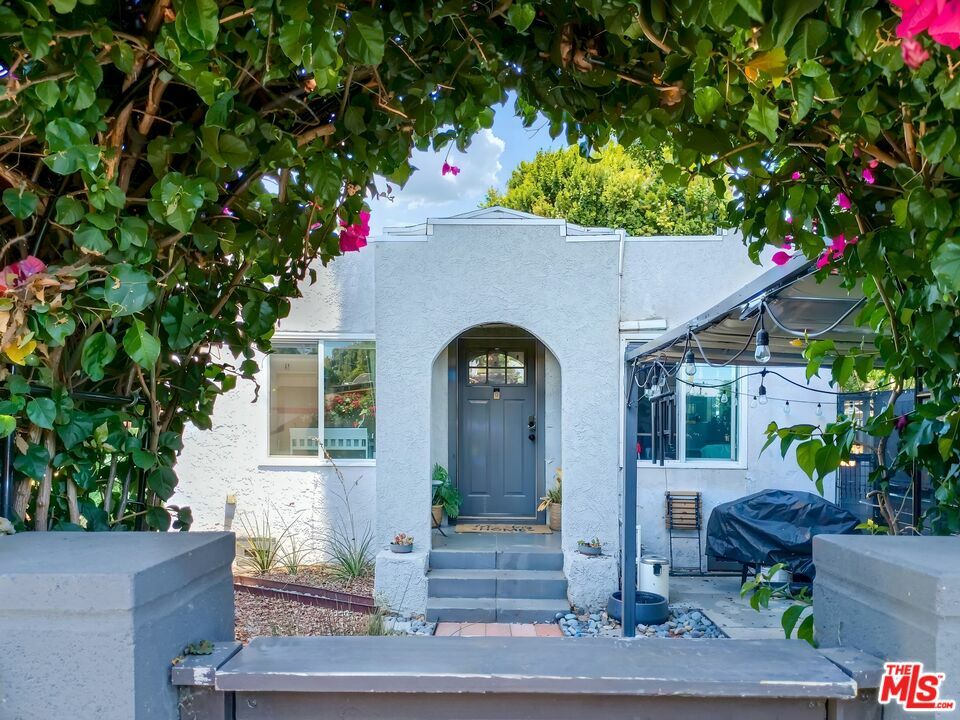 Property Photo:  1501  W 60th Pl  CA 90047 