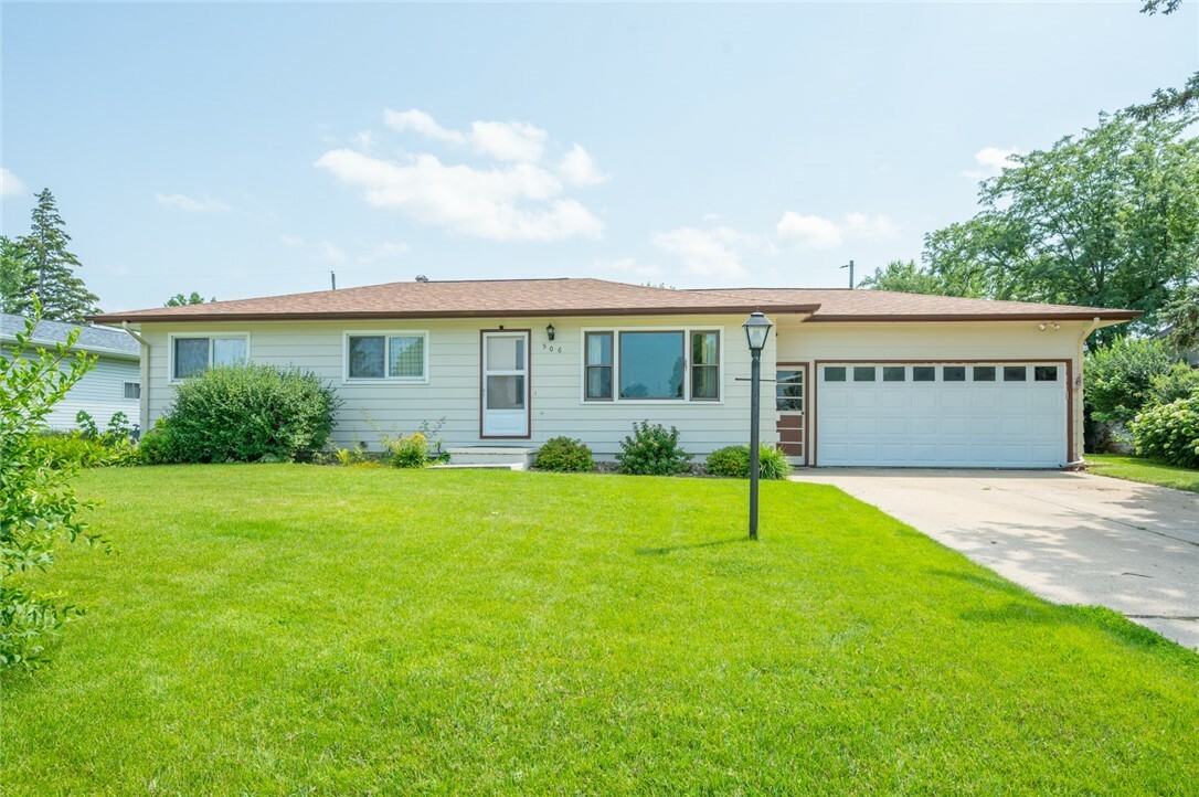 Property Photo:  506 Pleasantview Road  IA 50158 