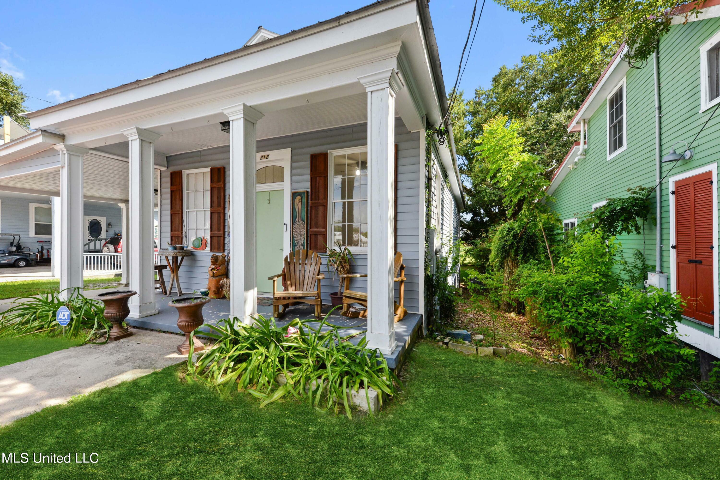 Property Photo:  212 Union Street  MS 39520 