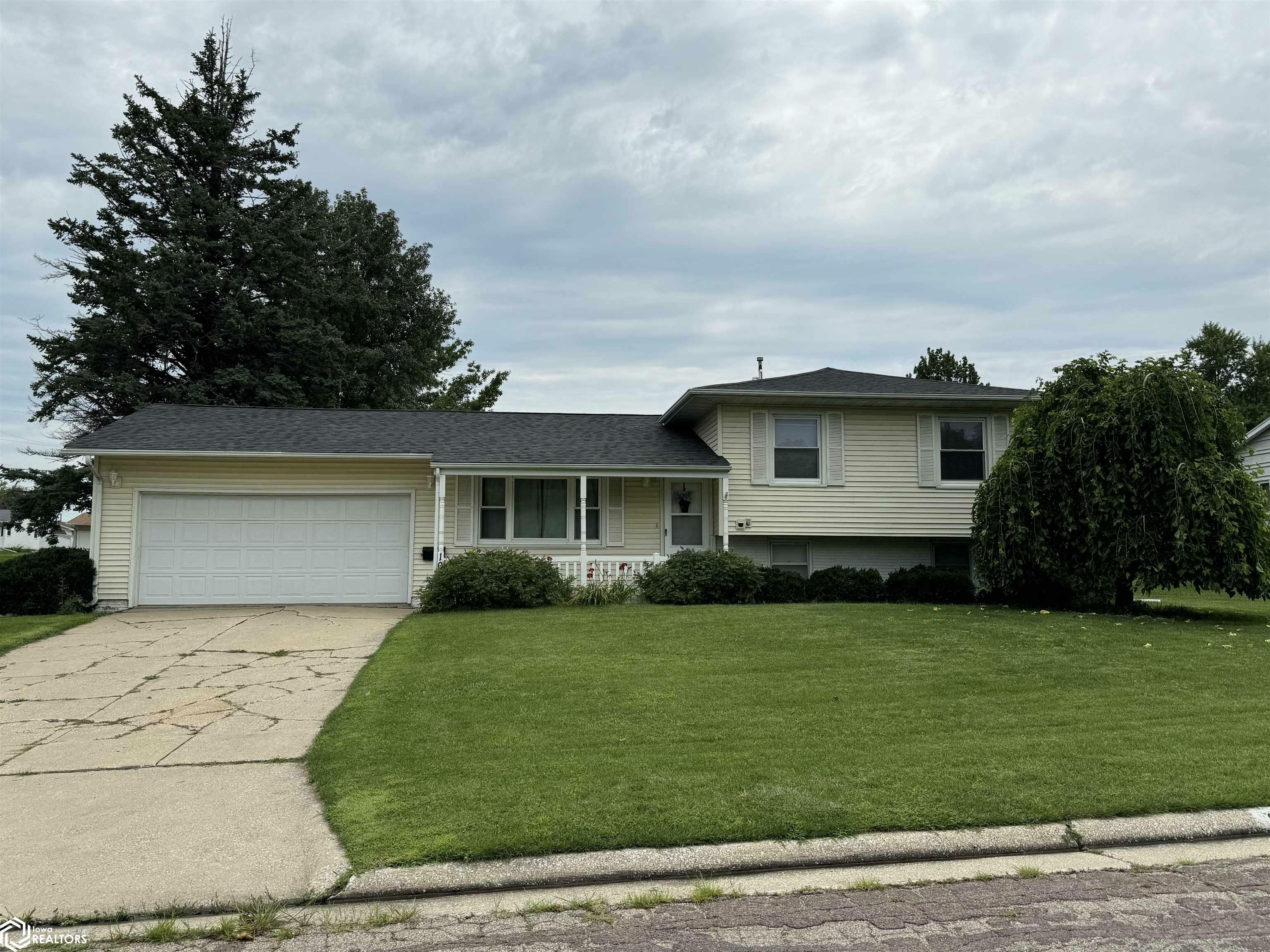 102 Thunderbird Drive  Marshalltown IA 50158 photo