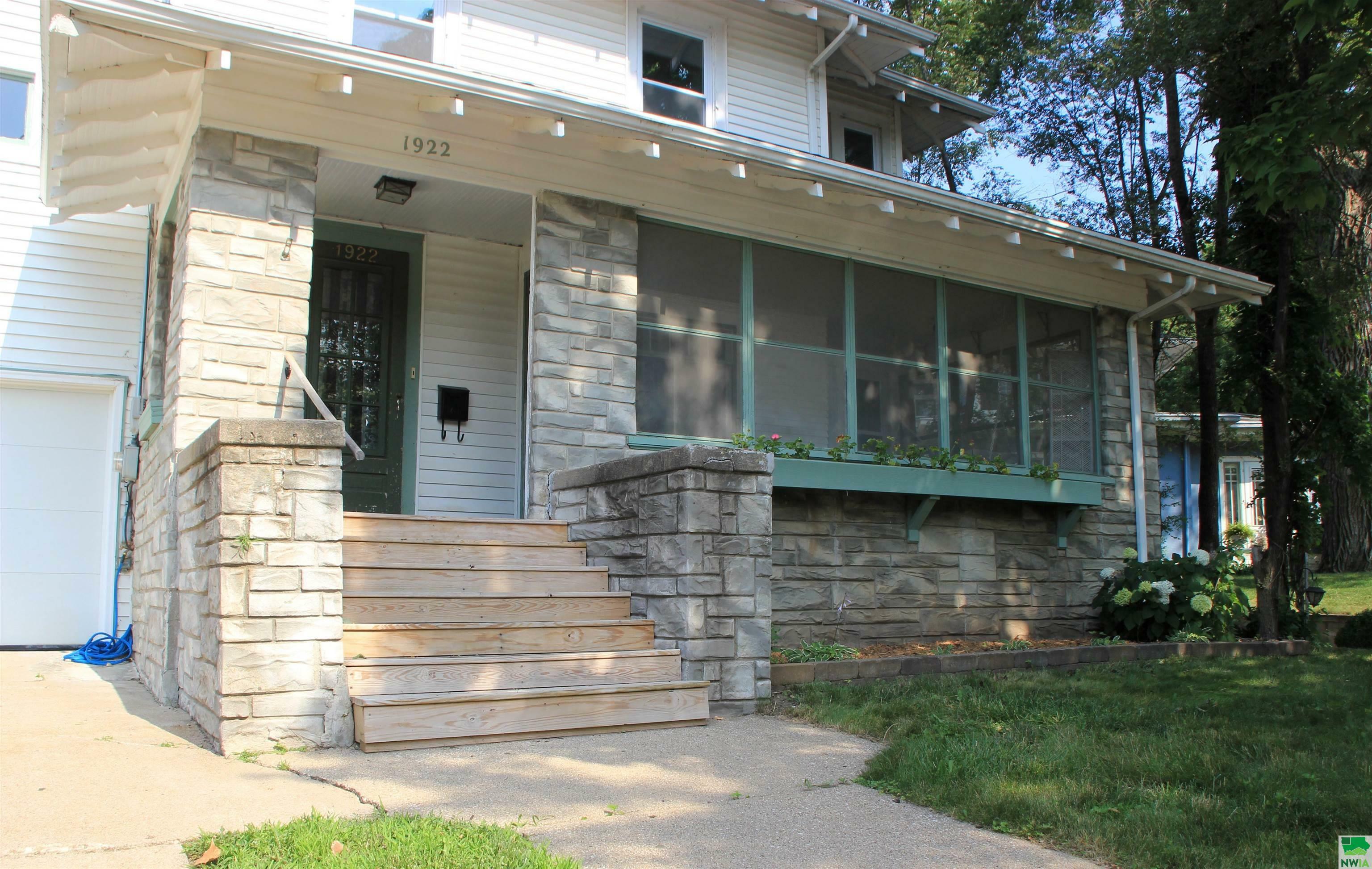 Property Photo:  1922 Heights  IA 51104 