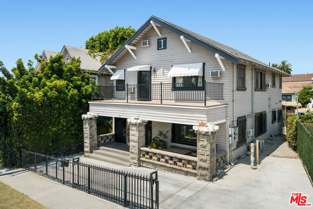 Property Photo:  211  S Burlington Ave  CA 90057 