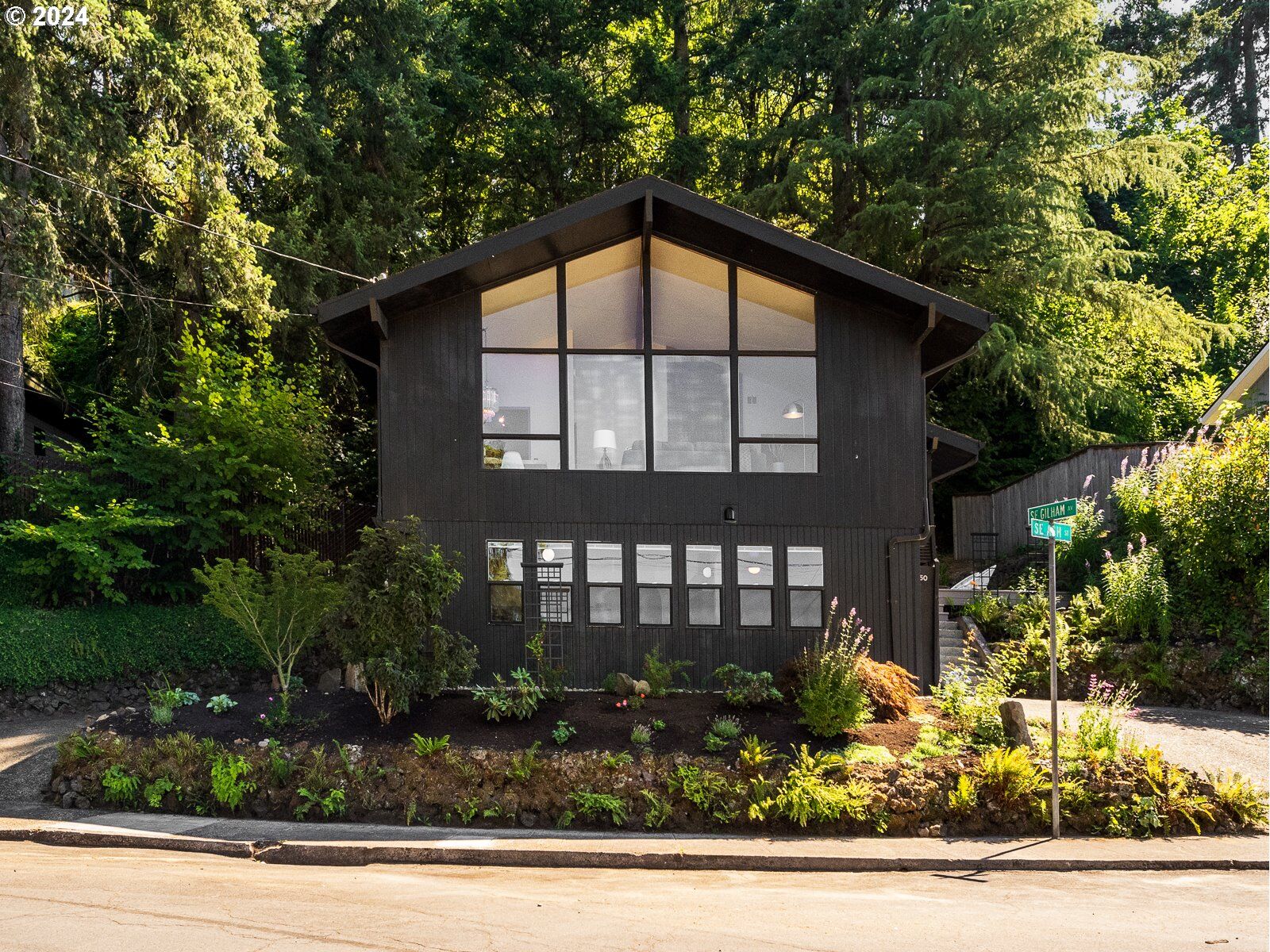 Property Photo: 6950 SE Ash St OR 97215