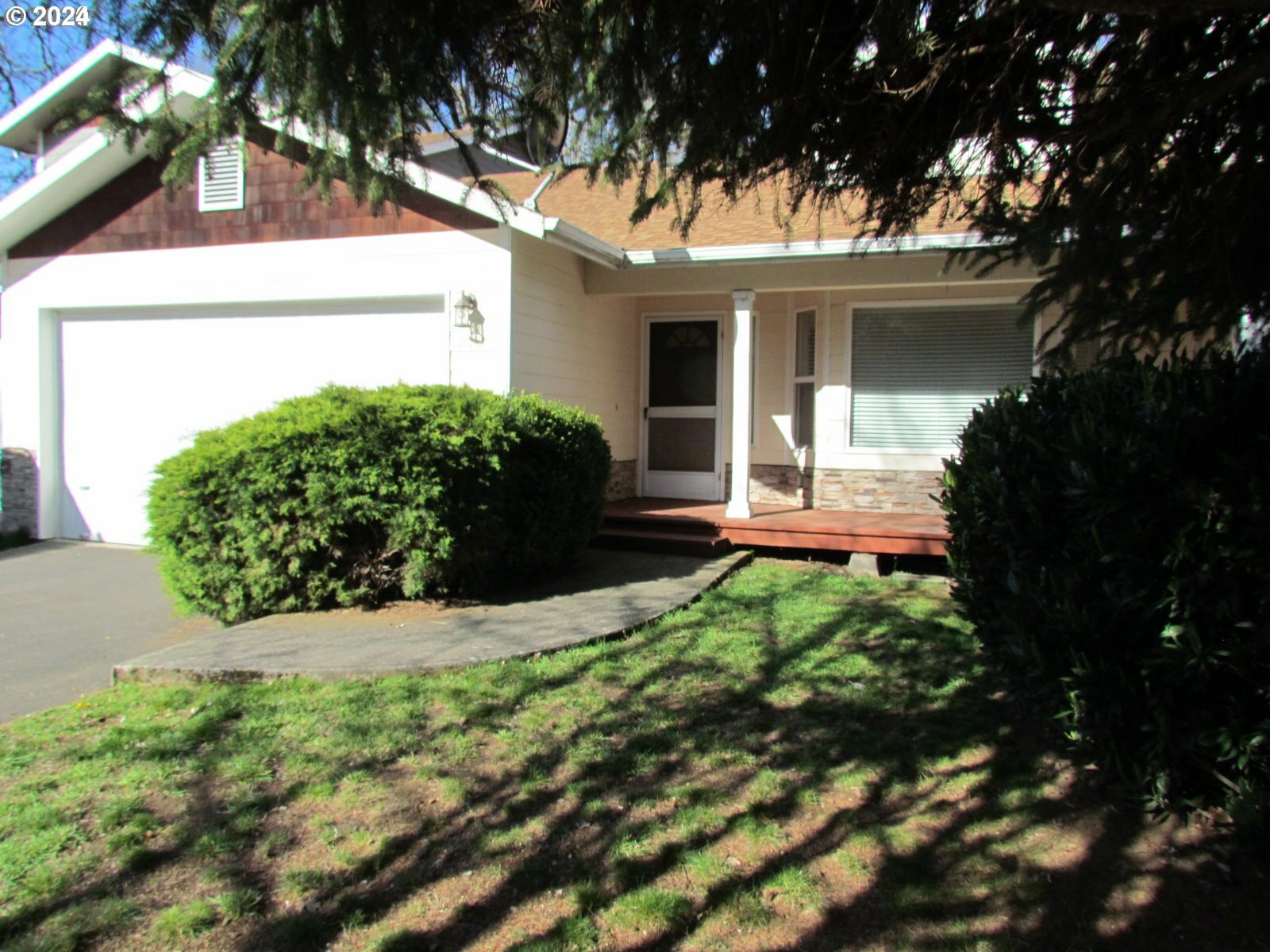 Property Photo:  210 Riverwatch Dr  WA 98672 