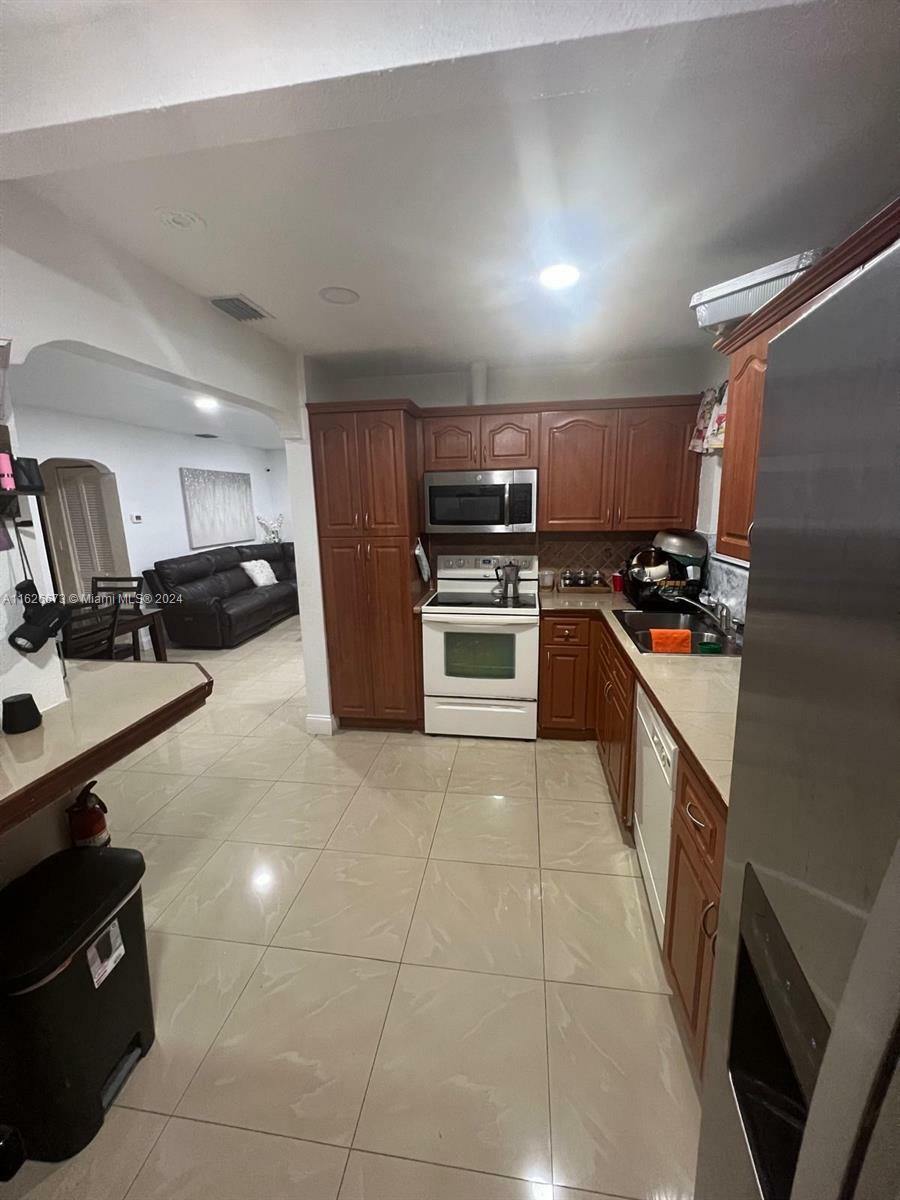 Property Photo:  2231 Acapulco Dr  FL 33023 