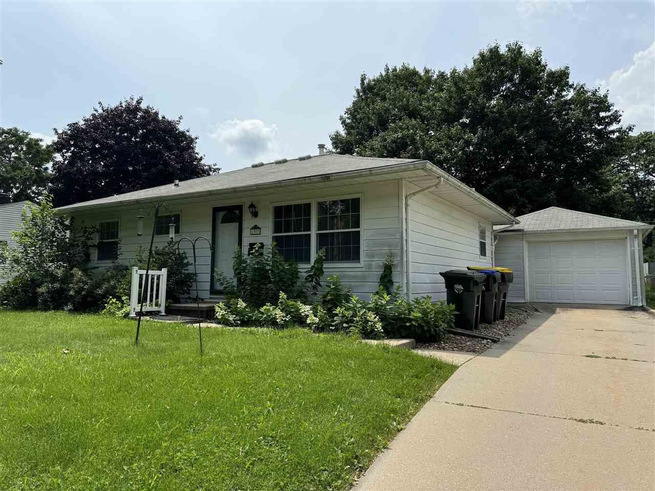 Property Photo:  1307 Pine St  IA 53345 