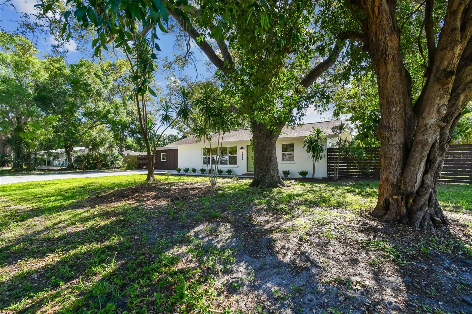 Property Photo:  989 S Allendale Avenue  FL 34237 