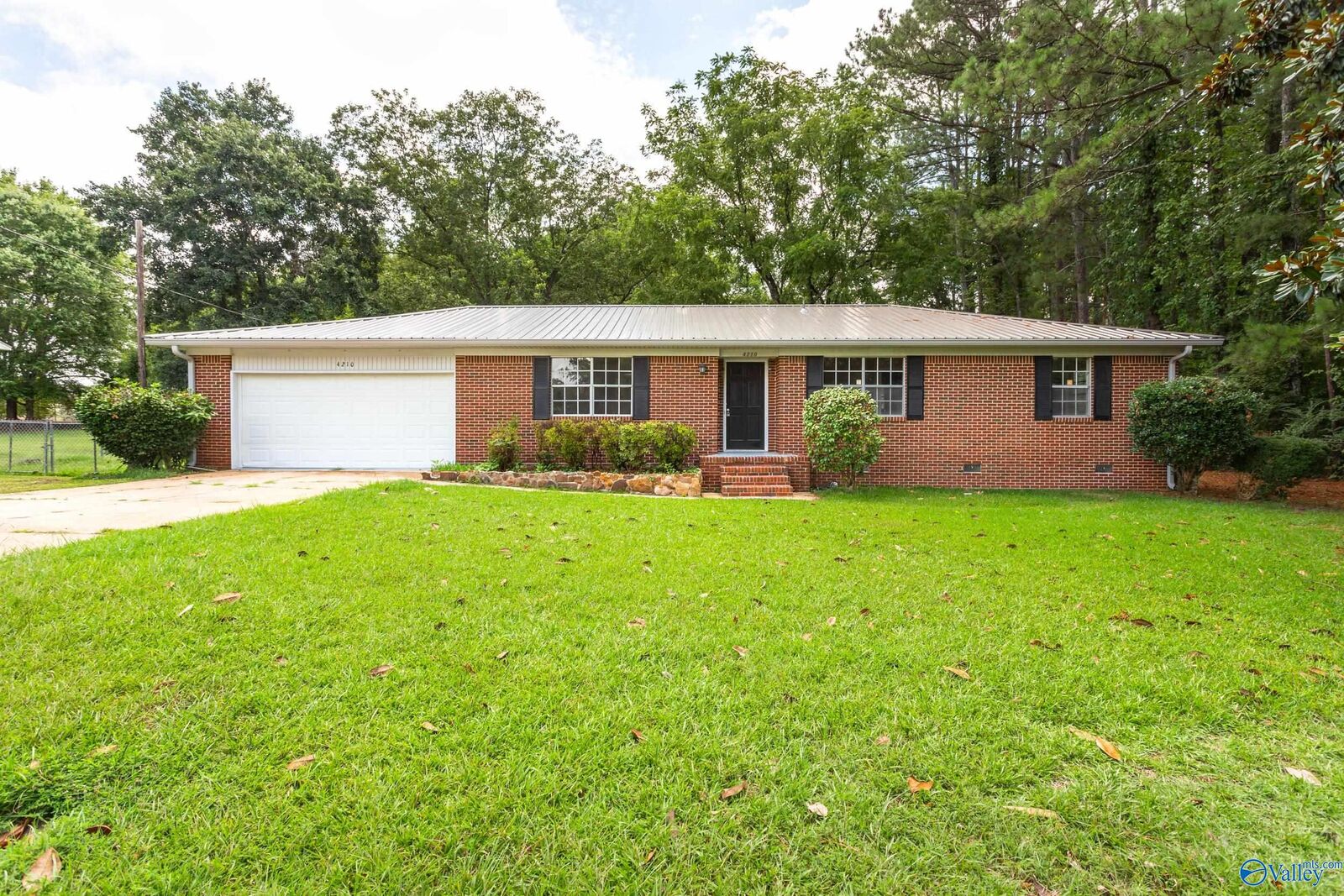 Property Photo: 4210 South Point Circle S AL 35907