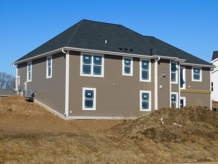 Property Photo:  716 Hummingbird Ct  WI 53024