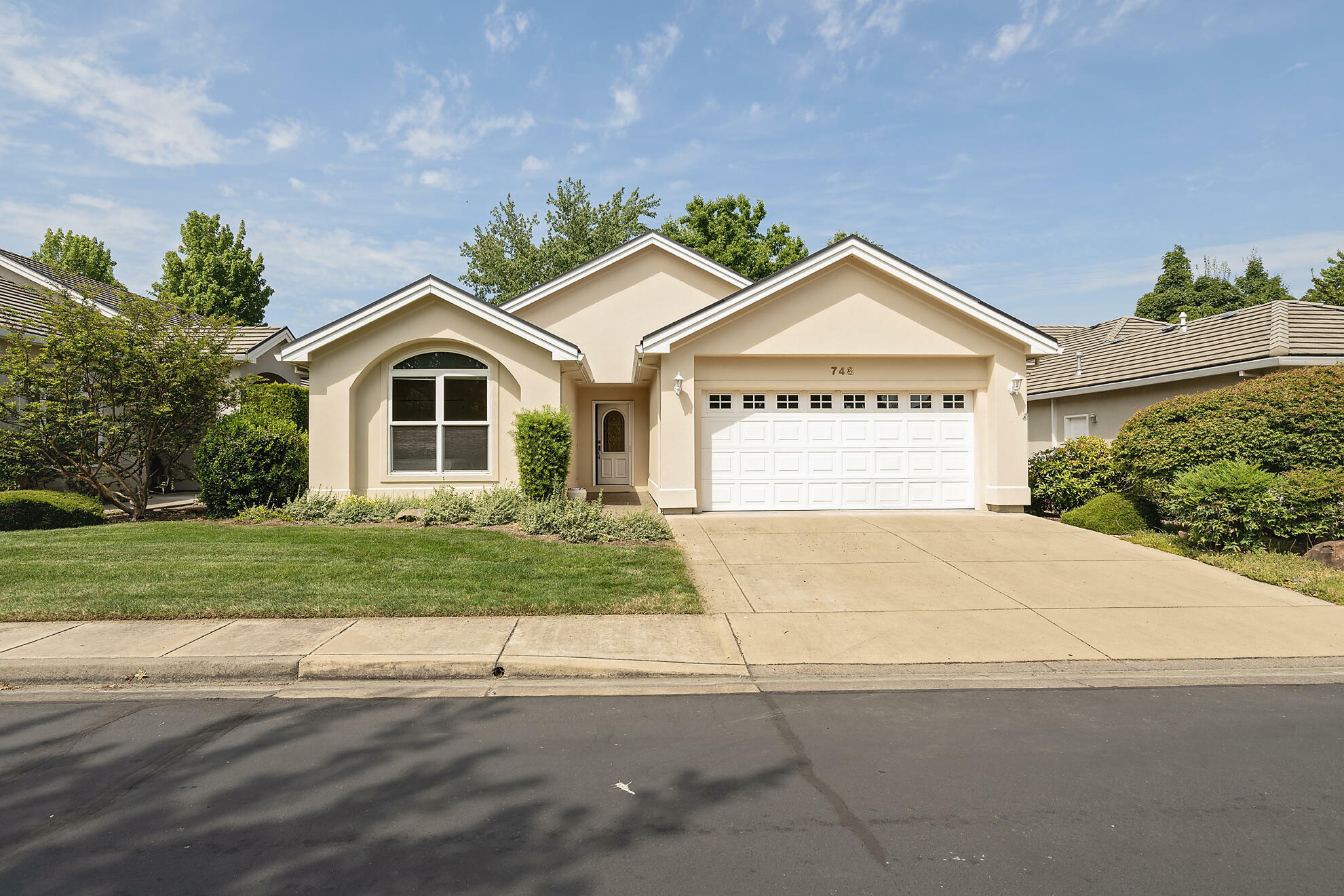 Property Photo: 748 Fernwood Drive OR 97504