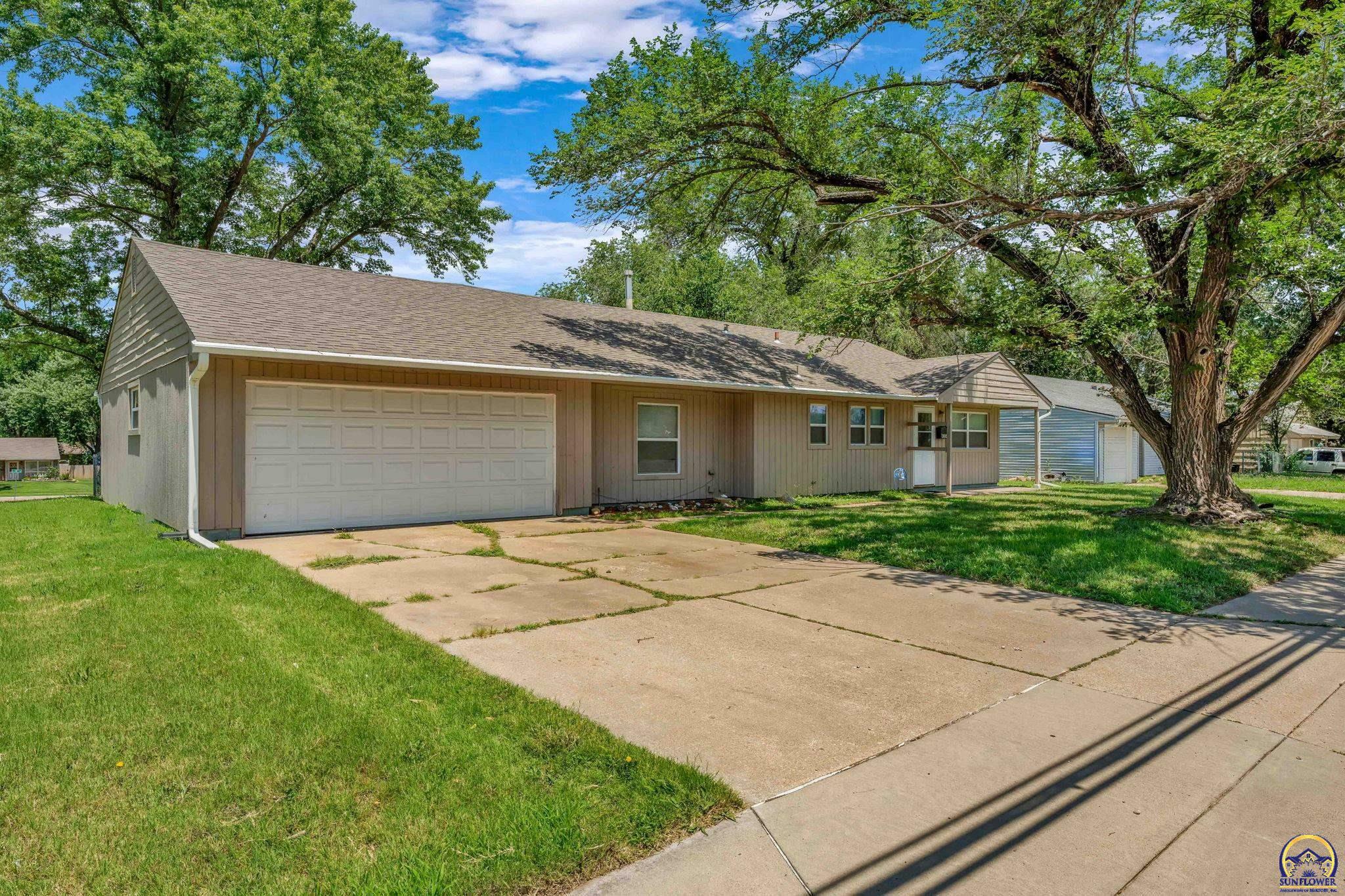 Property Photo:  4104 SW 29th St  KS 66614 