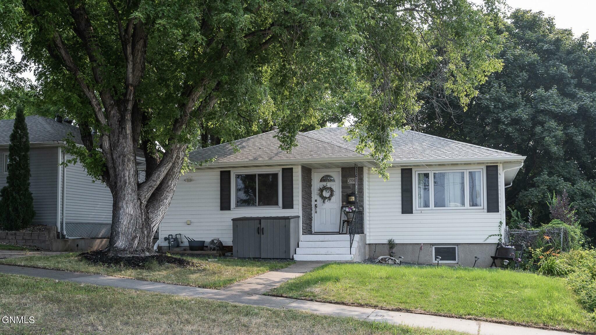 Property Photo:  1709 13th Street  ND 58501 