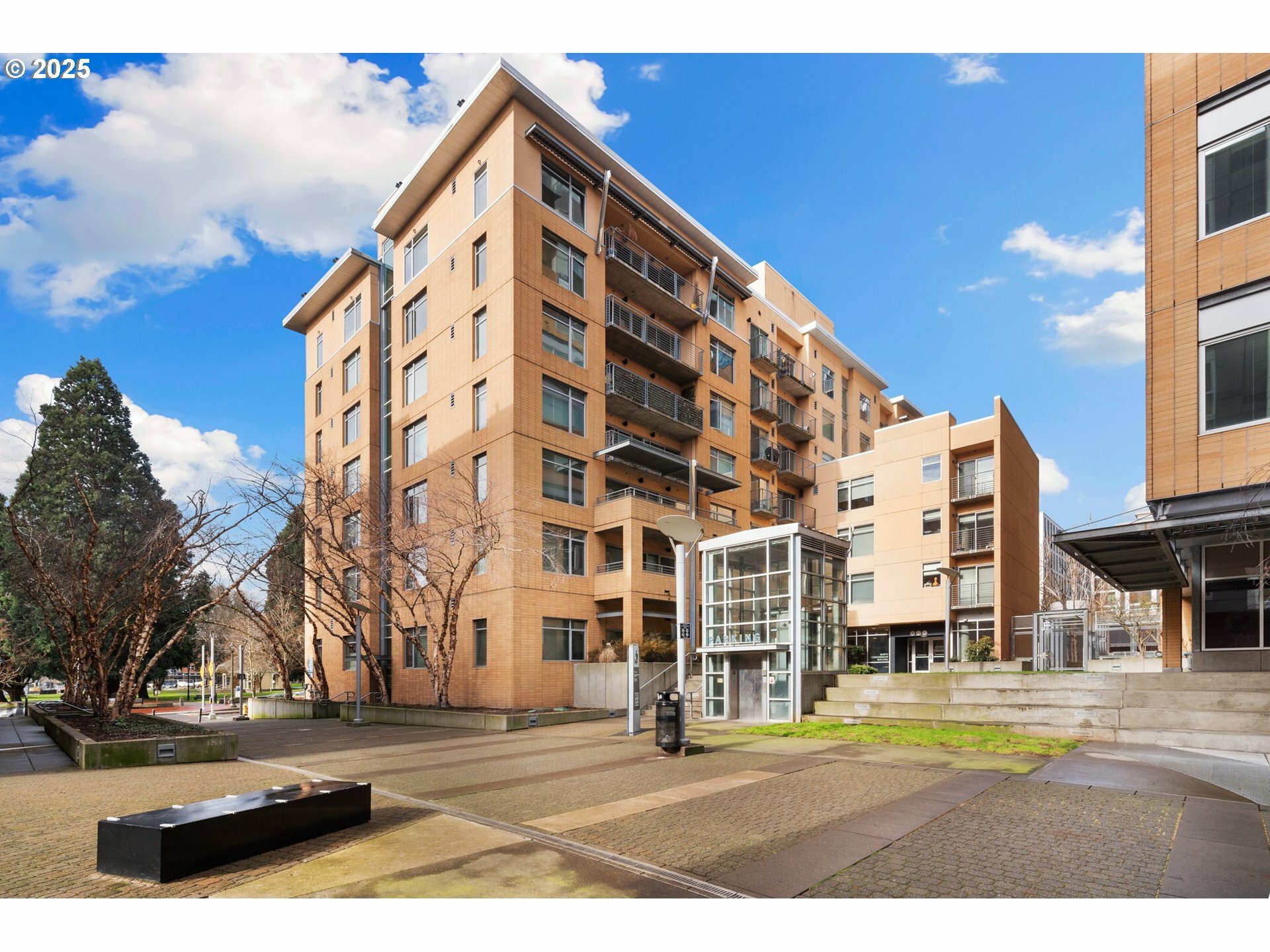 Property Photo: 701 Columbia St 715 WA 98660