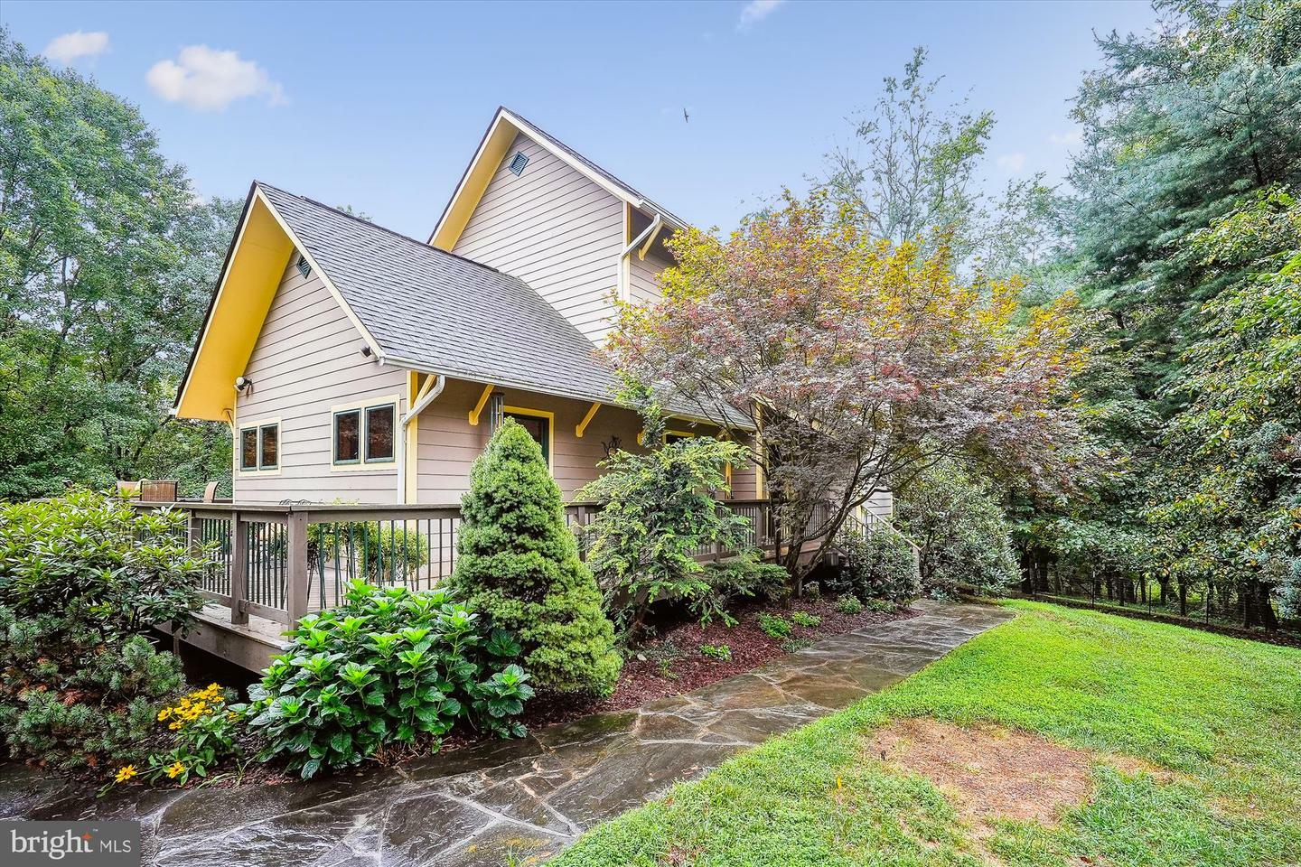 Property Photo: 38830 Old Wheatland Road VA 20197