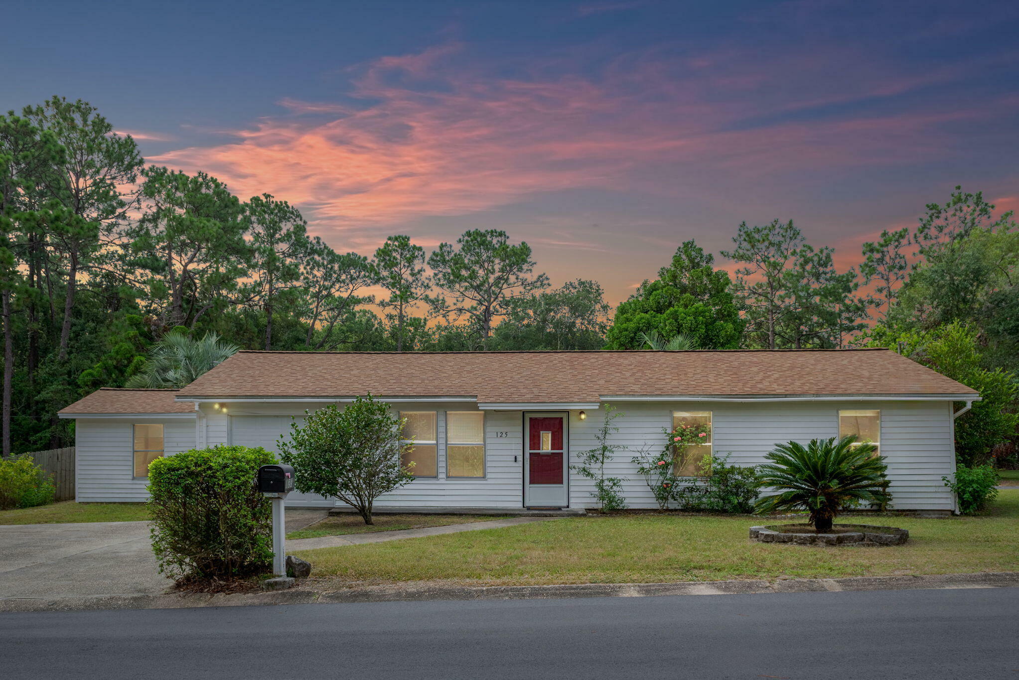 Property Photo:  125 Camellot Court  FL 32539 