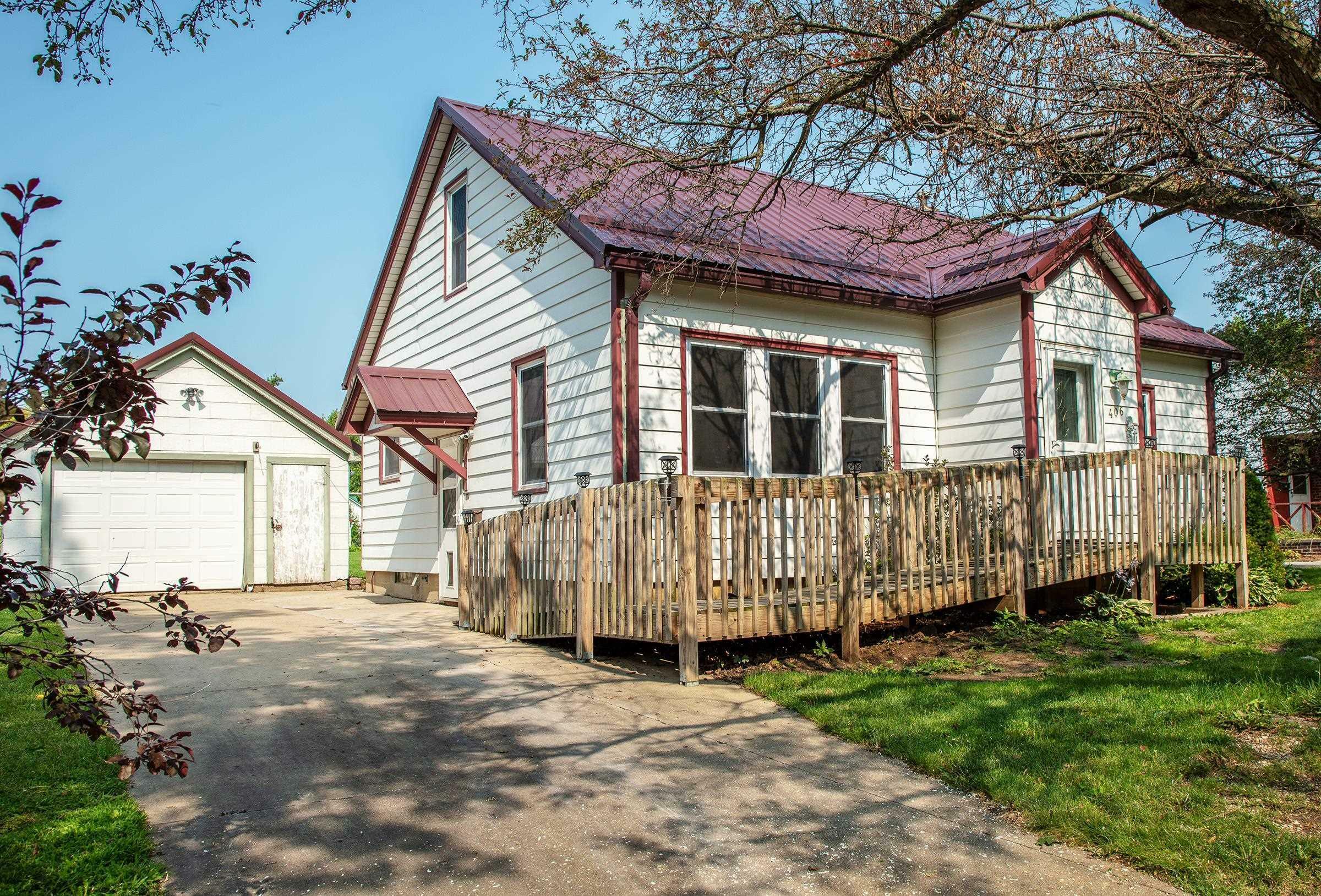 Property Photo:  406 SE 4th Street  IA 50676 