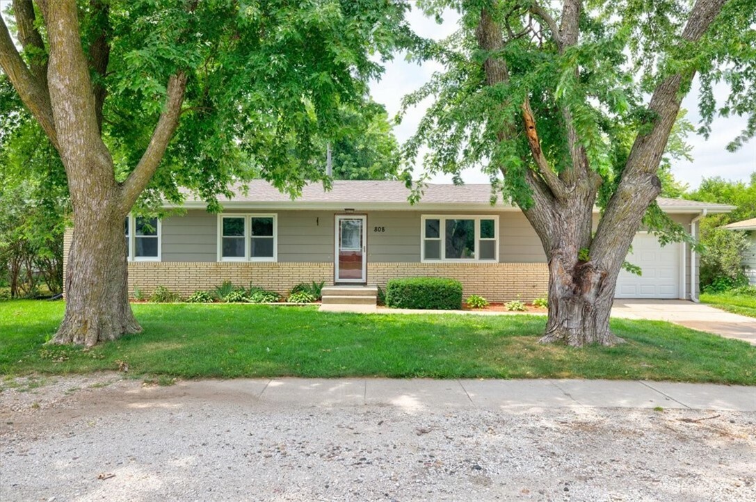 Property Photo:  808 Walnut Avenue  IA 50276 