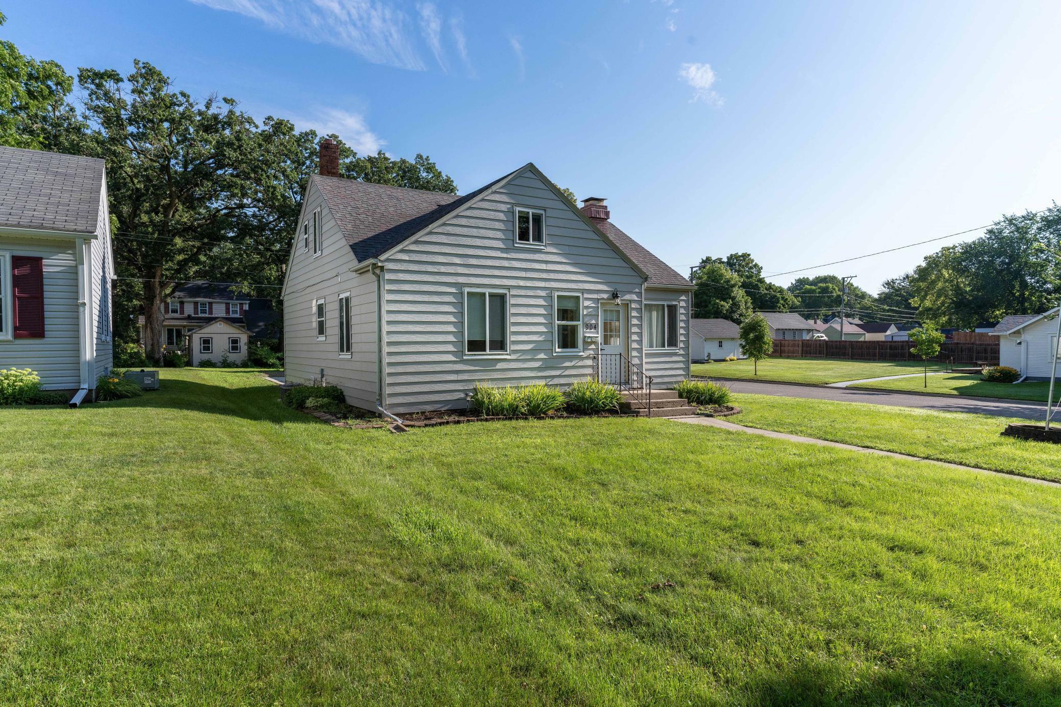 Property Photo:  904 W Cavour Avenue  MN 56537 