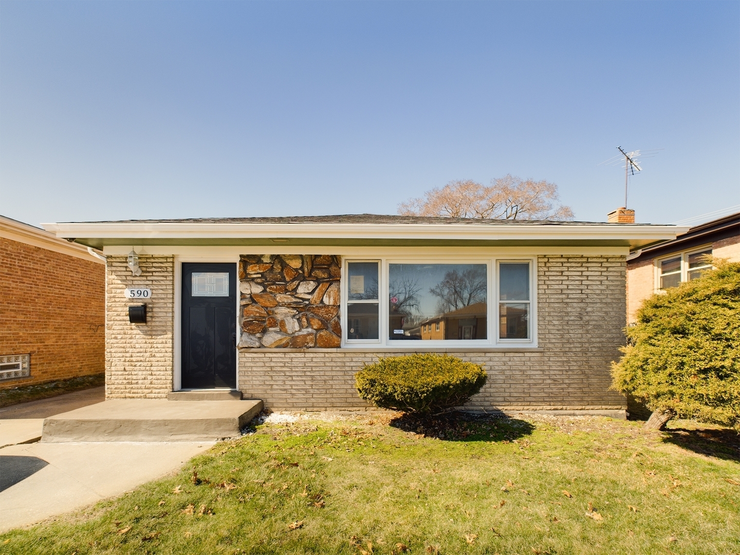 Property Photo:  590 Yates Avenue  IL 60409 