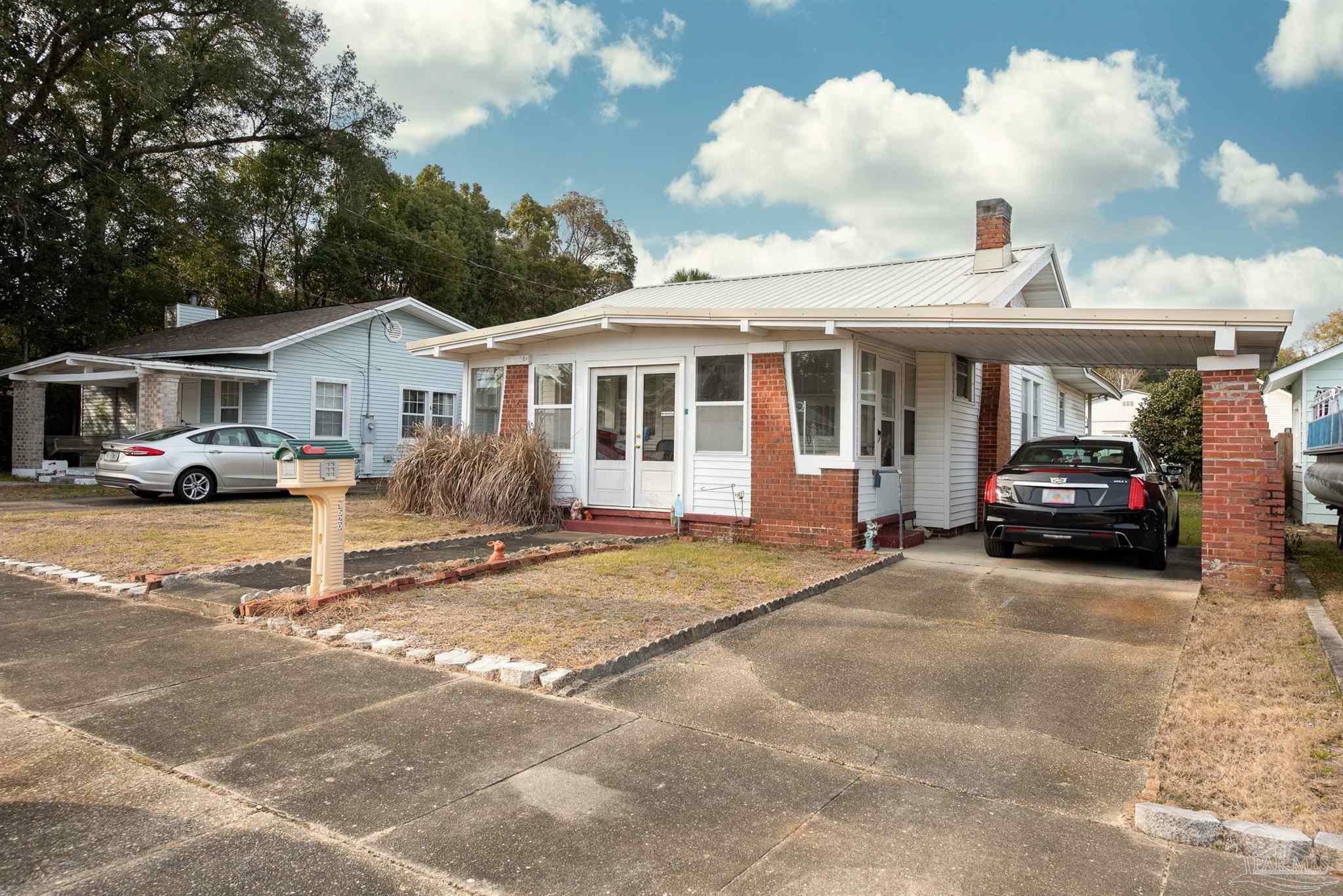 Property Photo:  1620 E Lloyd St  FL 32503 
