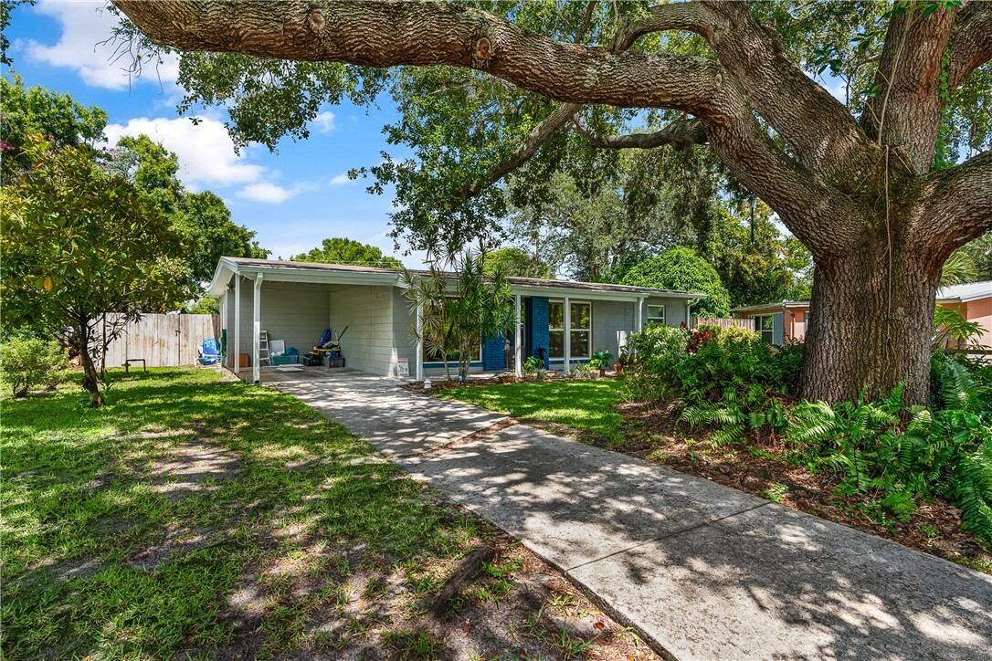 Property Photo:  2224 Cooks Court  FL 32962 