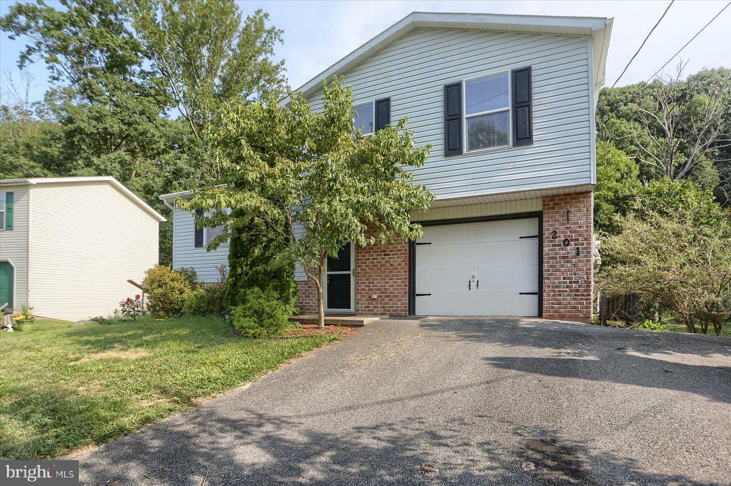 Property Photo:  201 Ridgewood Drive  PA 17061 