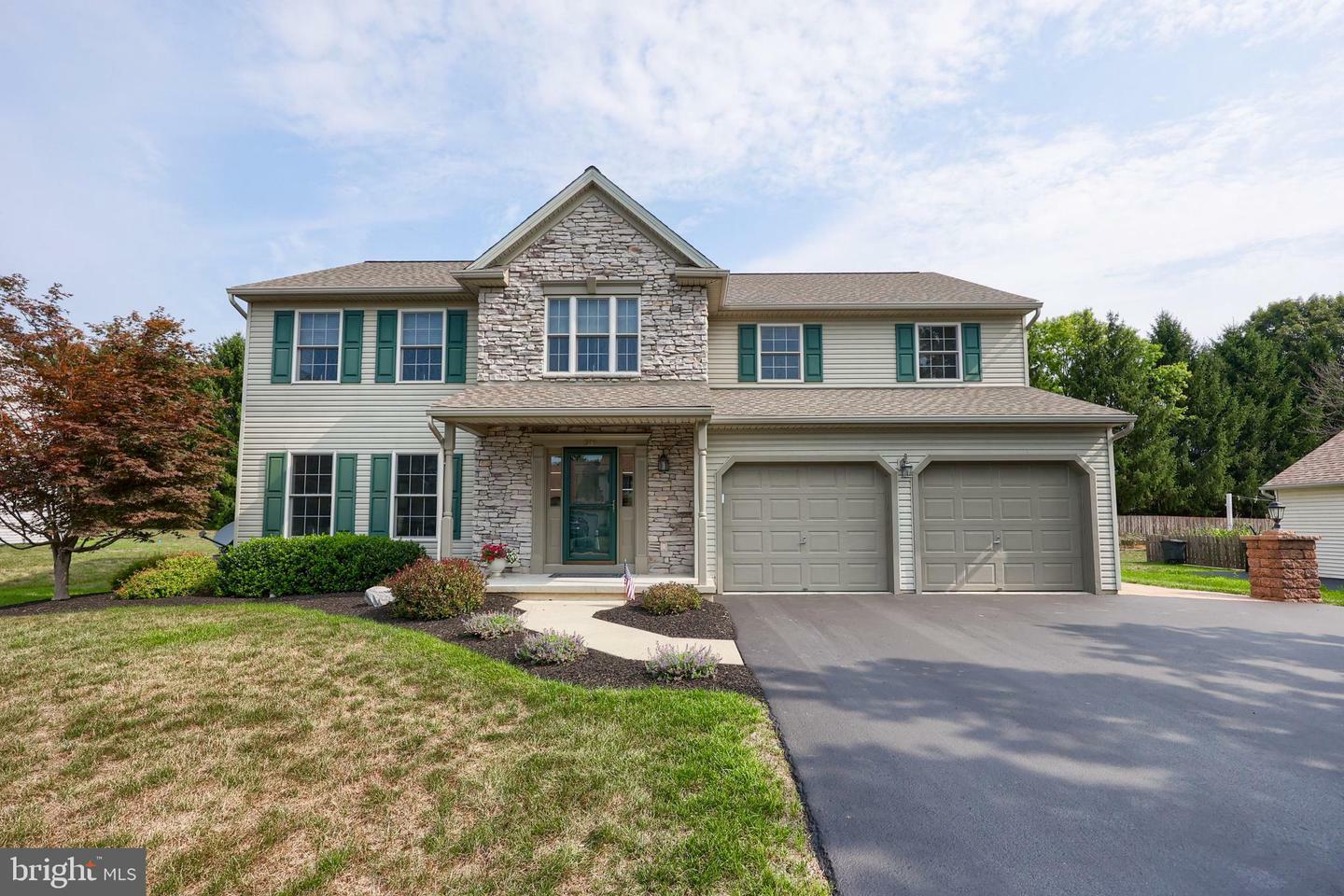 Property Photo:  355 Squire Lane  PA 17543 