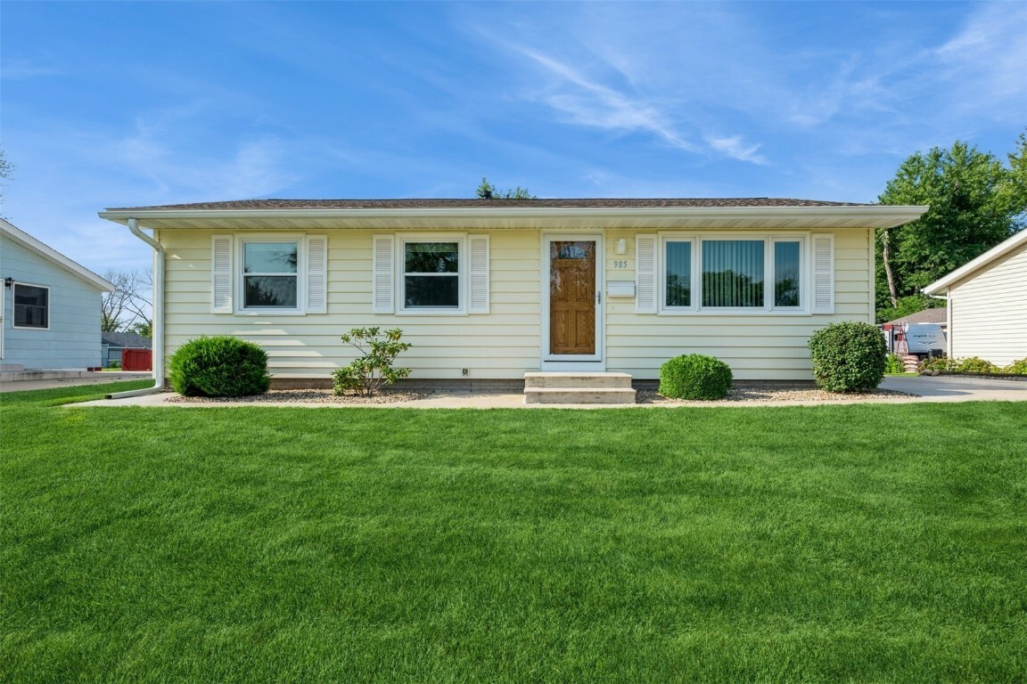 Property Photo:  985 West 10th Avenue  IA 52302 