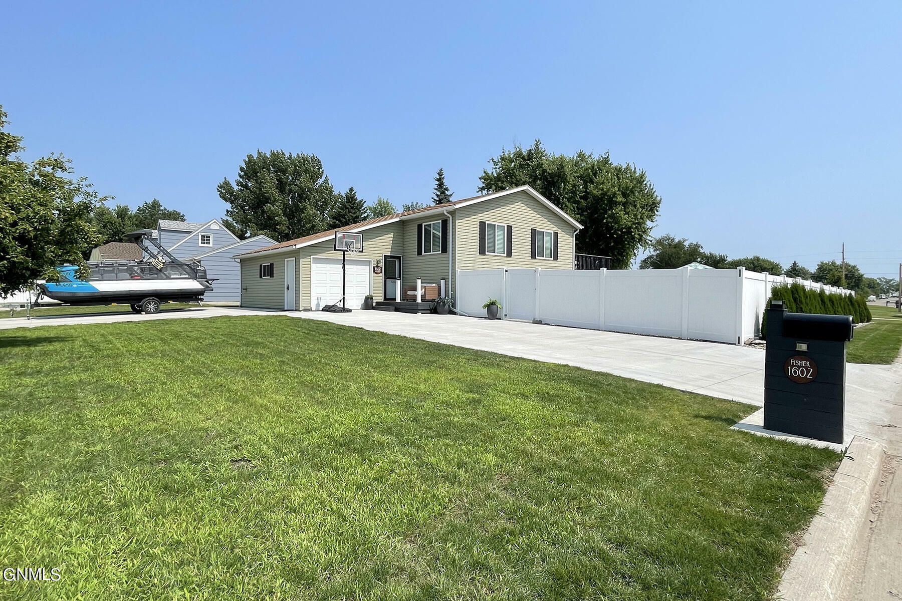 Property Photo:  1602 5 1/2 Avenue NE  ND 58401 