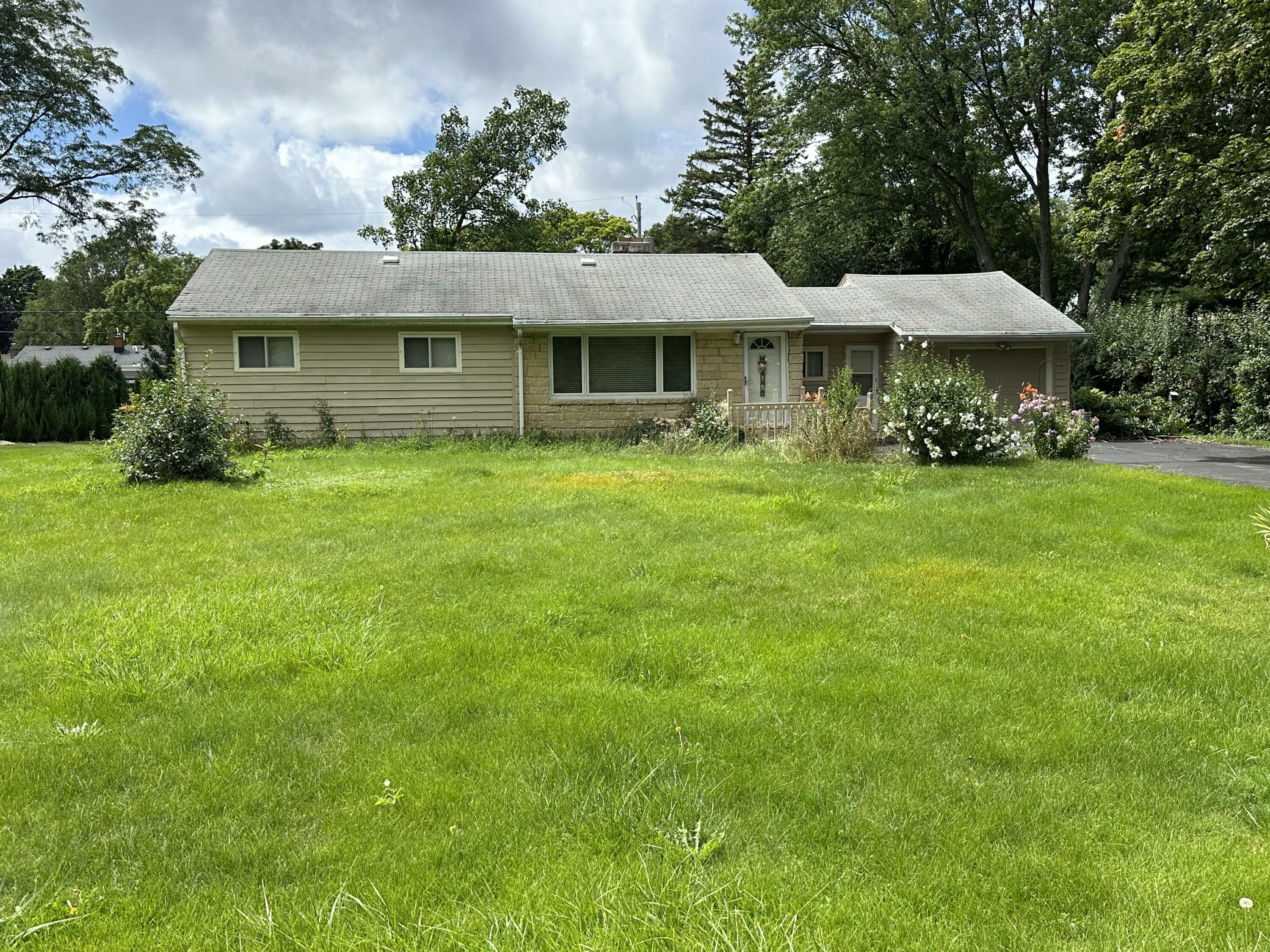 Property Photo:  405 Lynnwood Ln  WI 53005 