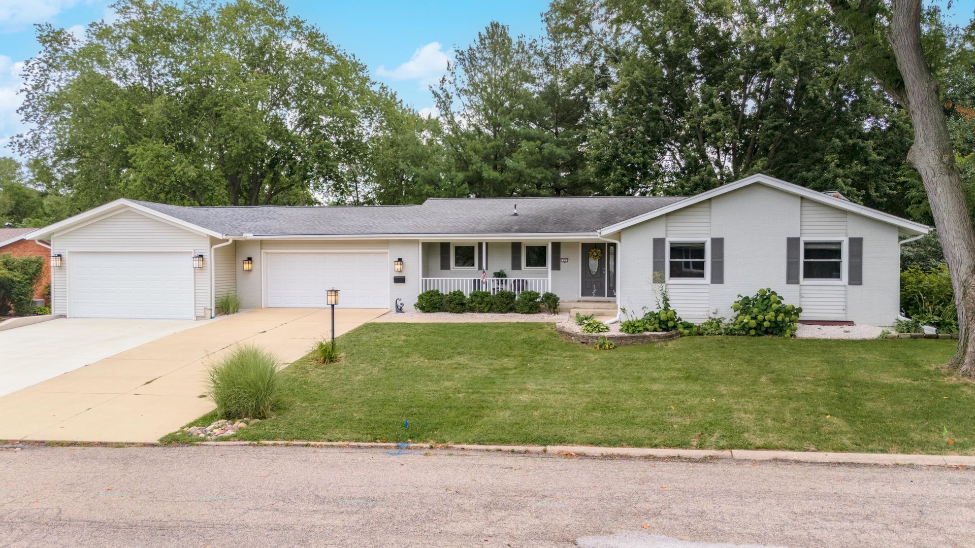 Property Photo:  10 Thomas Drive  IL 61761 