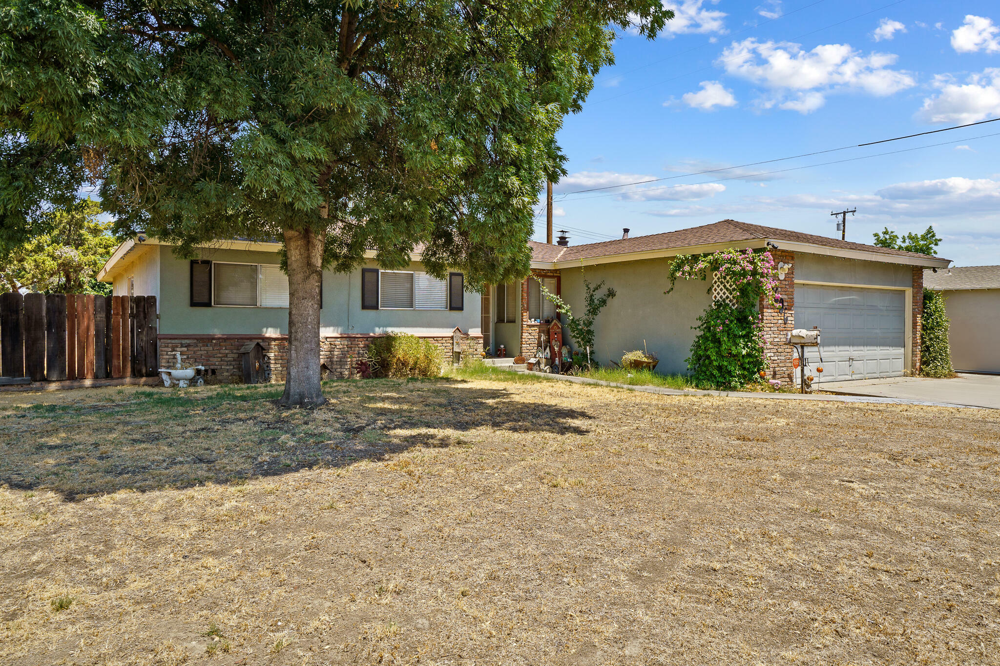 Property Photo:  1606 W Victor Avenue  CA 93277 