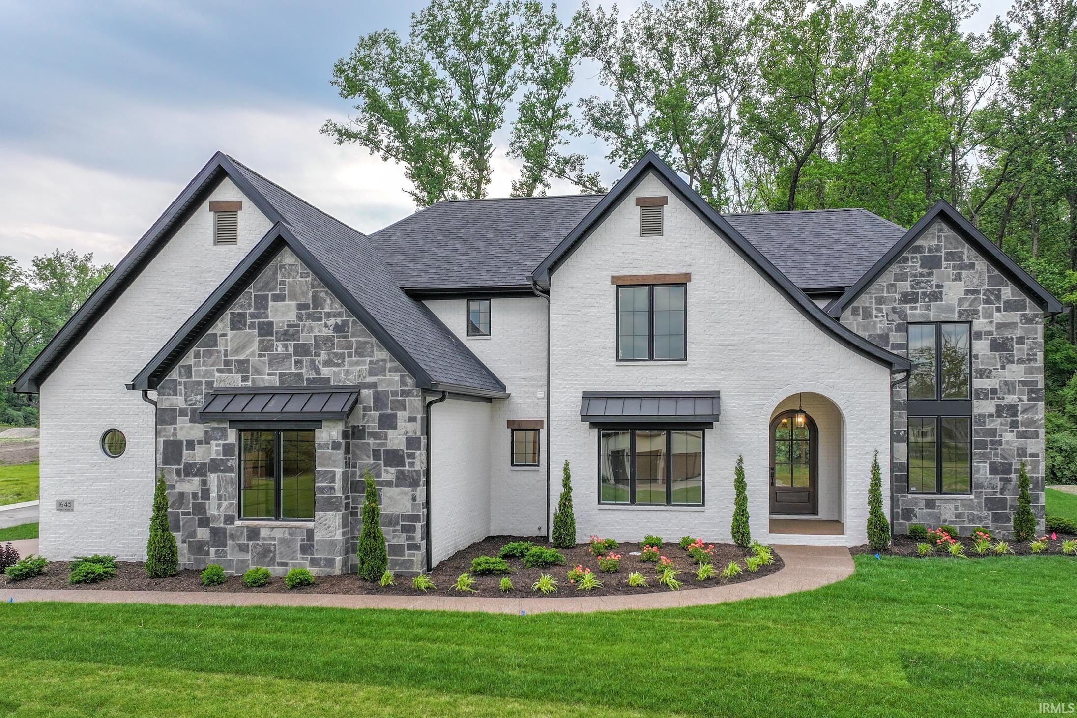 Property Photo: 1645 Victoria Woods Drive IN 47601