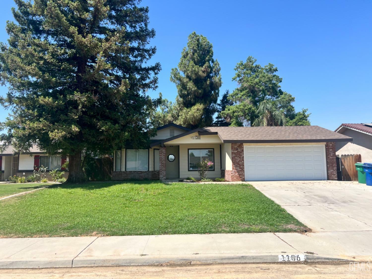 Property Photo:  1106 Macbrady Avenue  CA 93308 