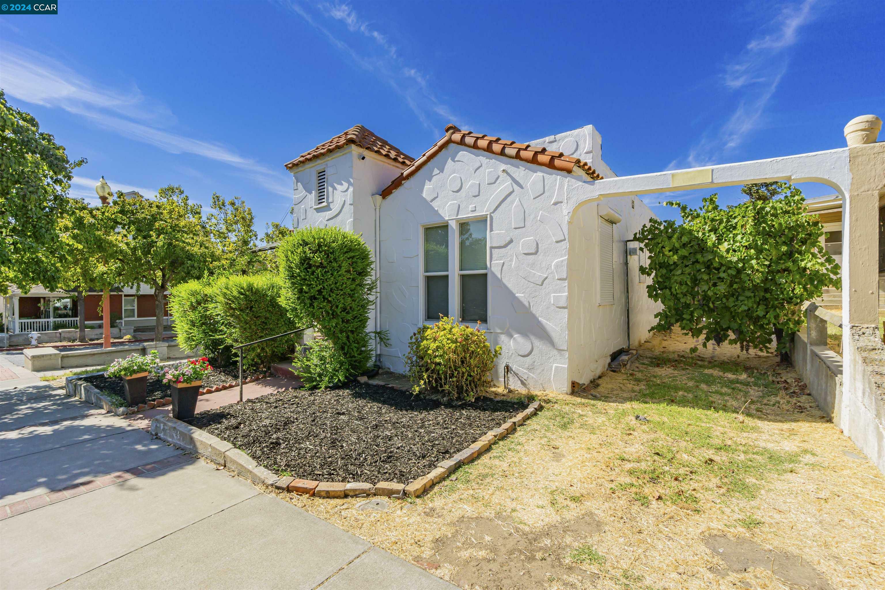 Property Photo:  822 W 4th St  CA 94509 