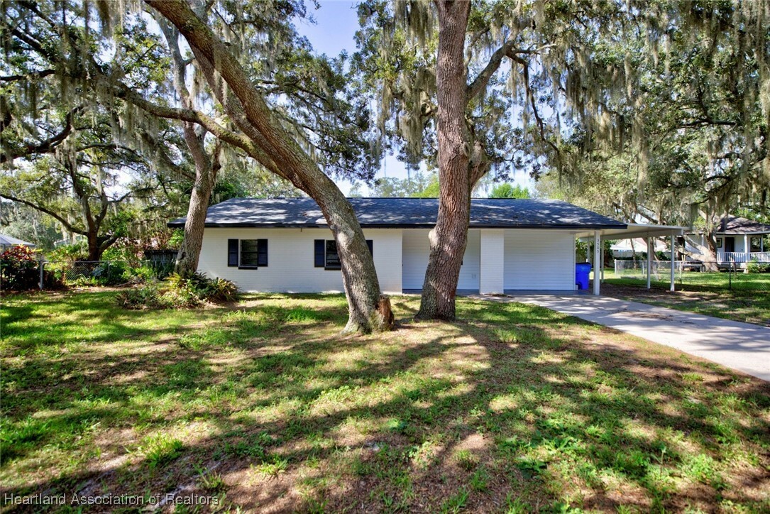 Property Photo:  3505 King Drive  FL 33870 