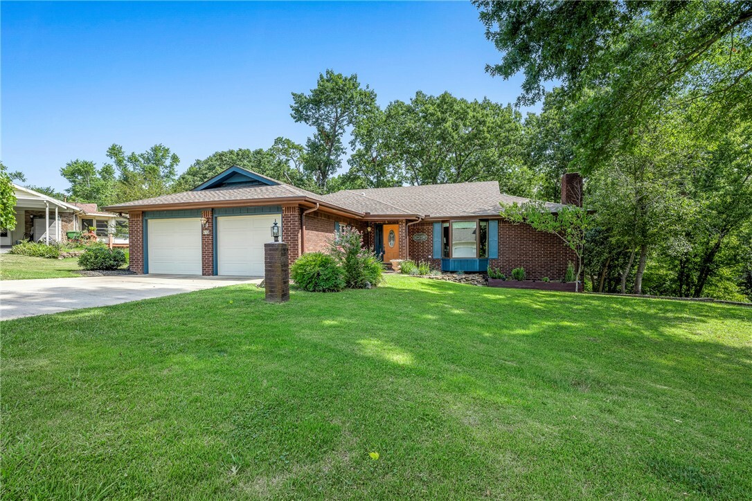 Property Photo:  819 S Summit Drive  AR 72756 