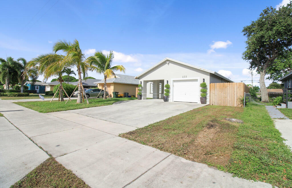 Property Photo:  233 SW 11th Avenue  FL 33444 