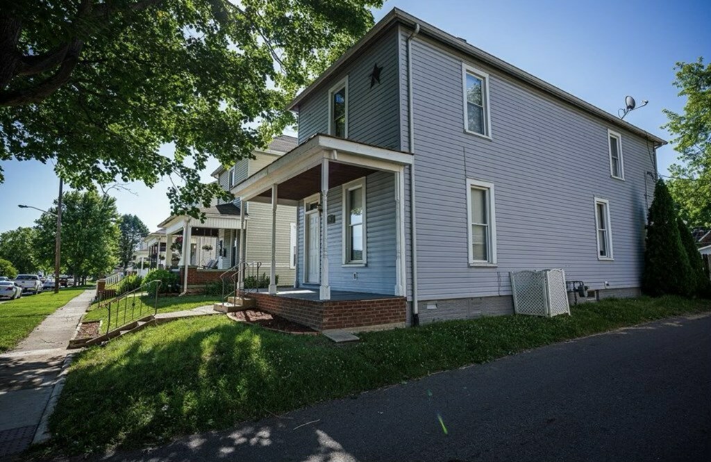 Property Photo:  704 2nd St  OH 45601 