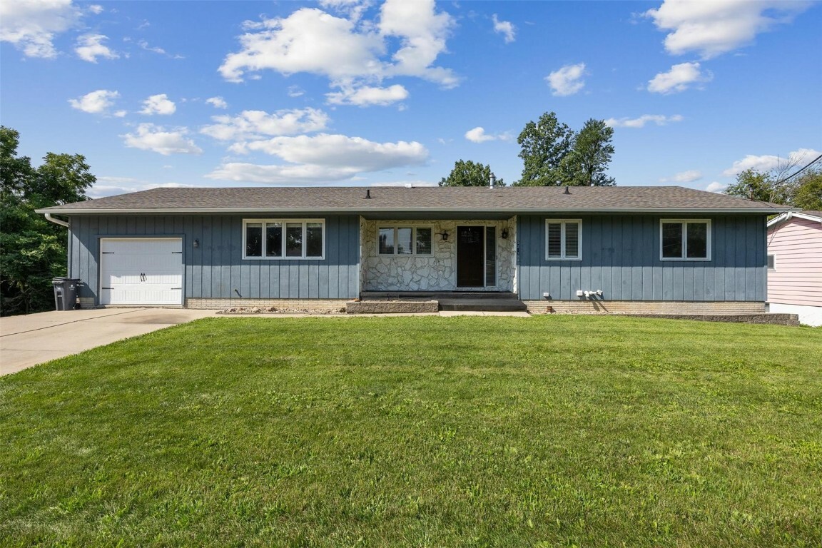 Property Photo:  3217 Circle Drive NE  IA 52402 