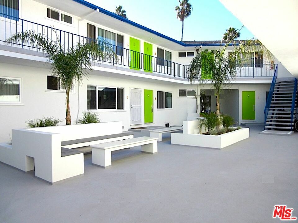 Property Photo: 2700 Abbot Kinney Blvd CA 90291