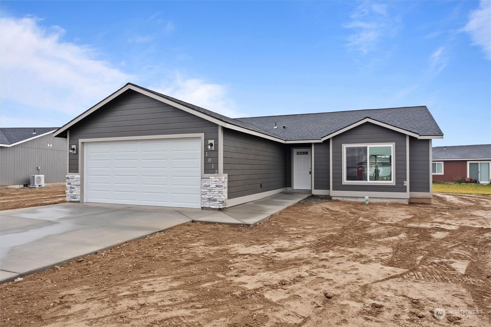 Property Photo: 1012 E Cascade Street WA 99344