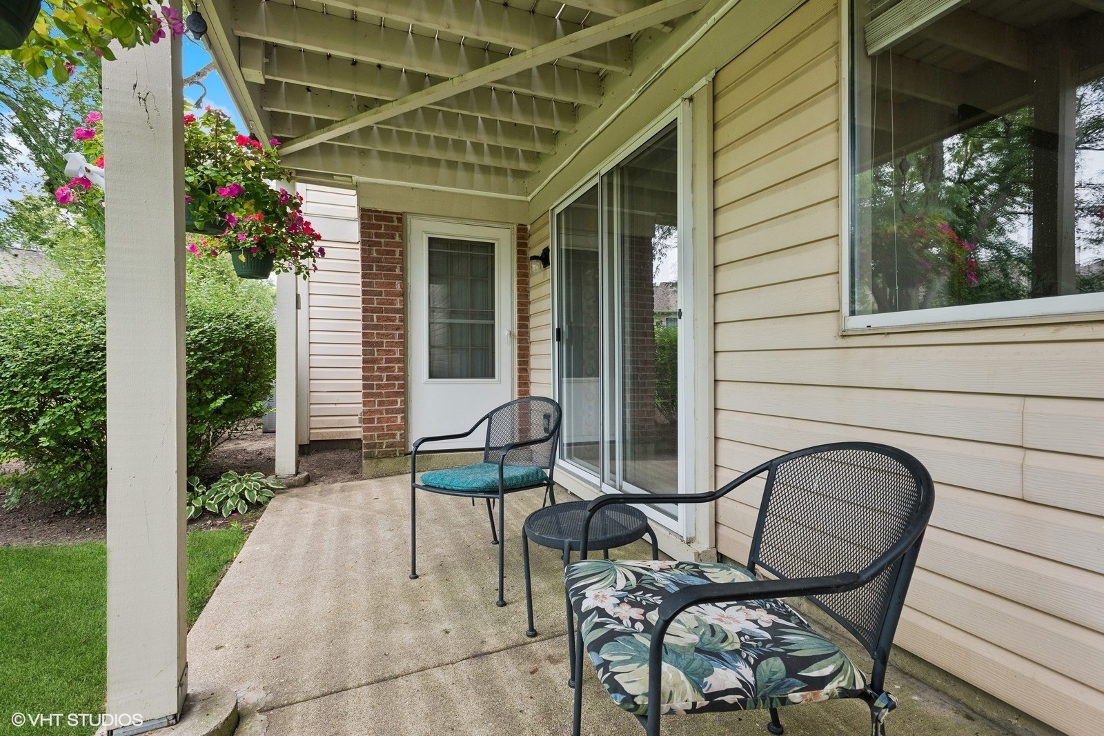 Property Photo:  1600 Stratford Court D1  IL 60090 