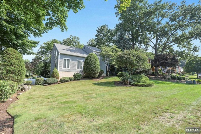 Property Photo:  8 Stone Hollow Road  NJ 07645 