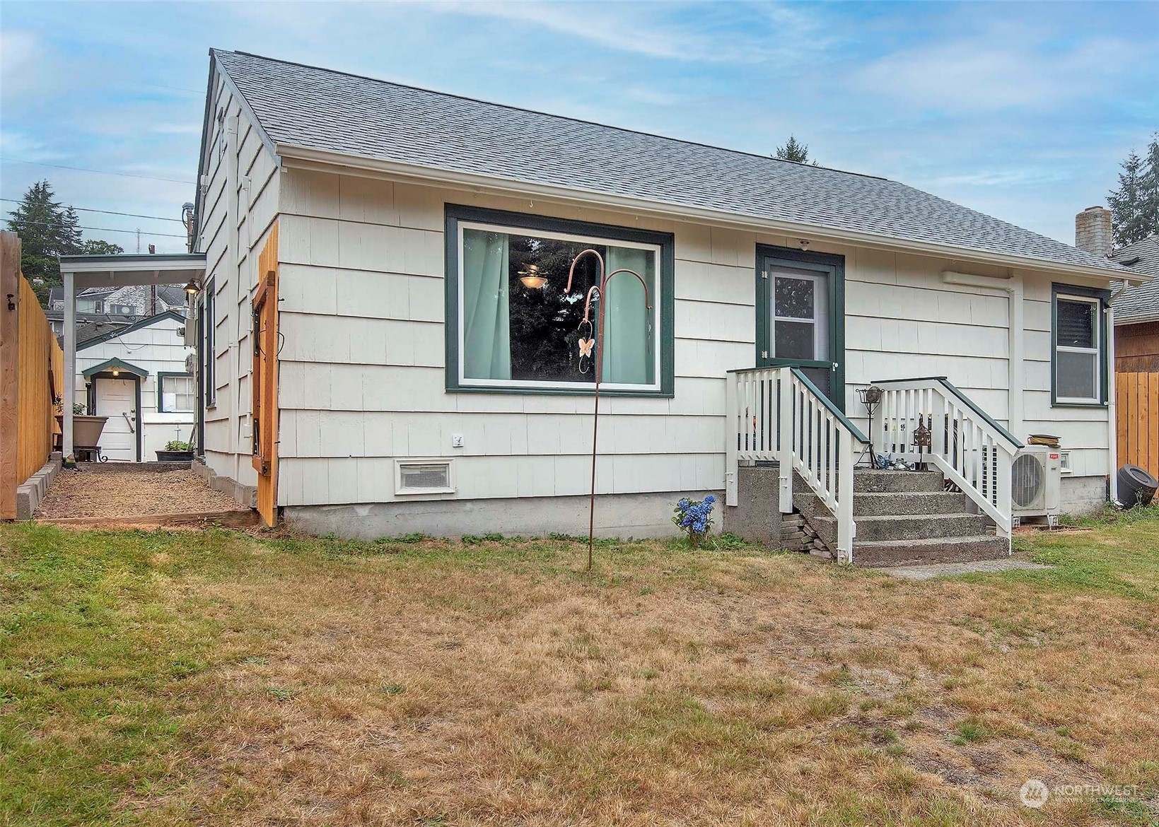 Property Photo:  3724 Grand Avenue  WA 98201 