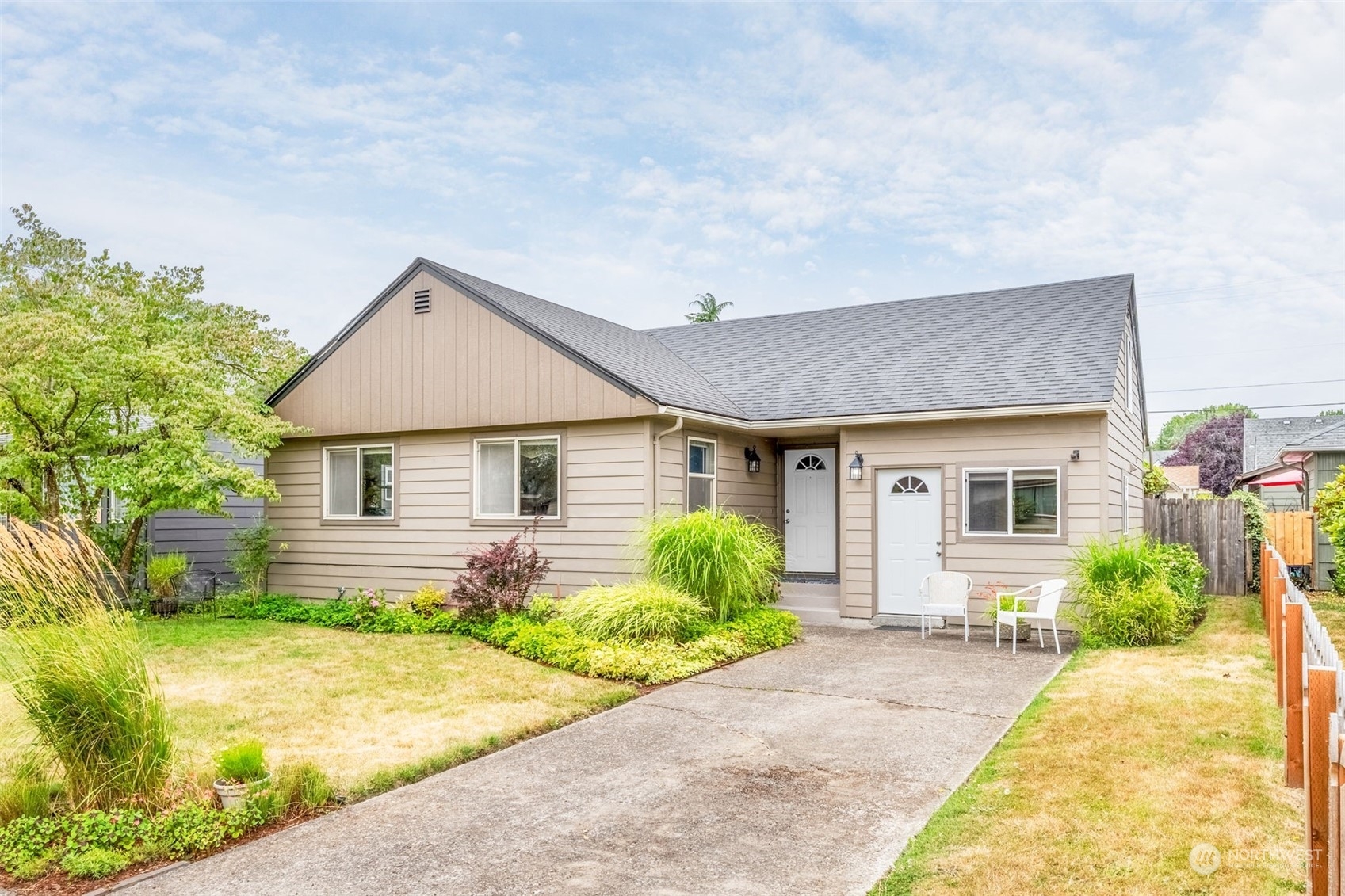 Property Photo:  1063 19th Avenue  WA 98632 