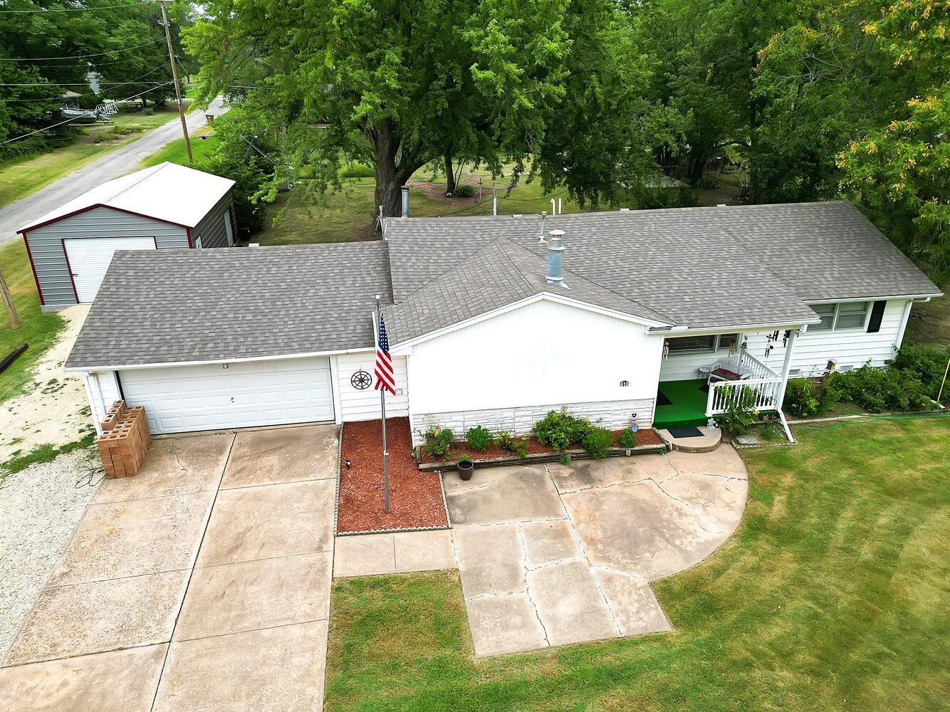 Property Photo:  610 Chestnut St  KS 66866-1204 