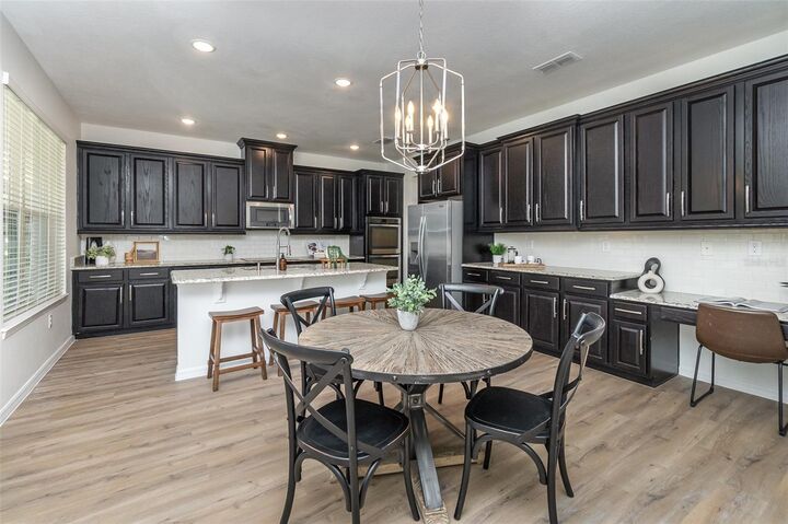 Property Photo: 4224 Oak Lodge Way FL 34787