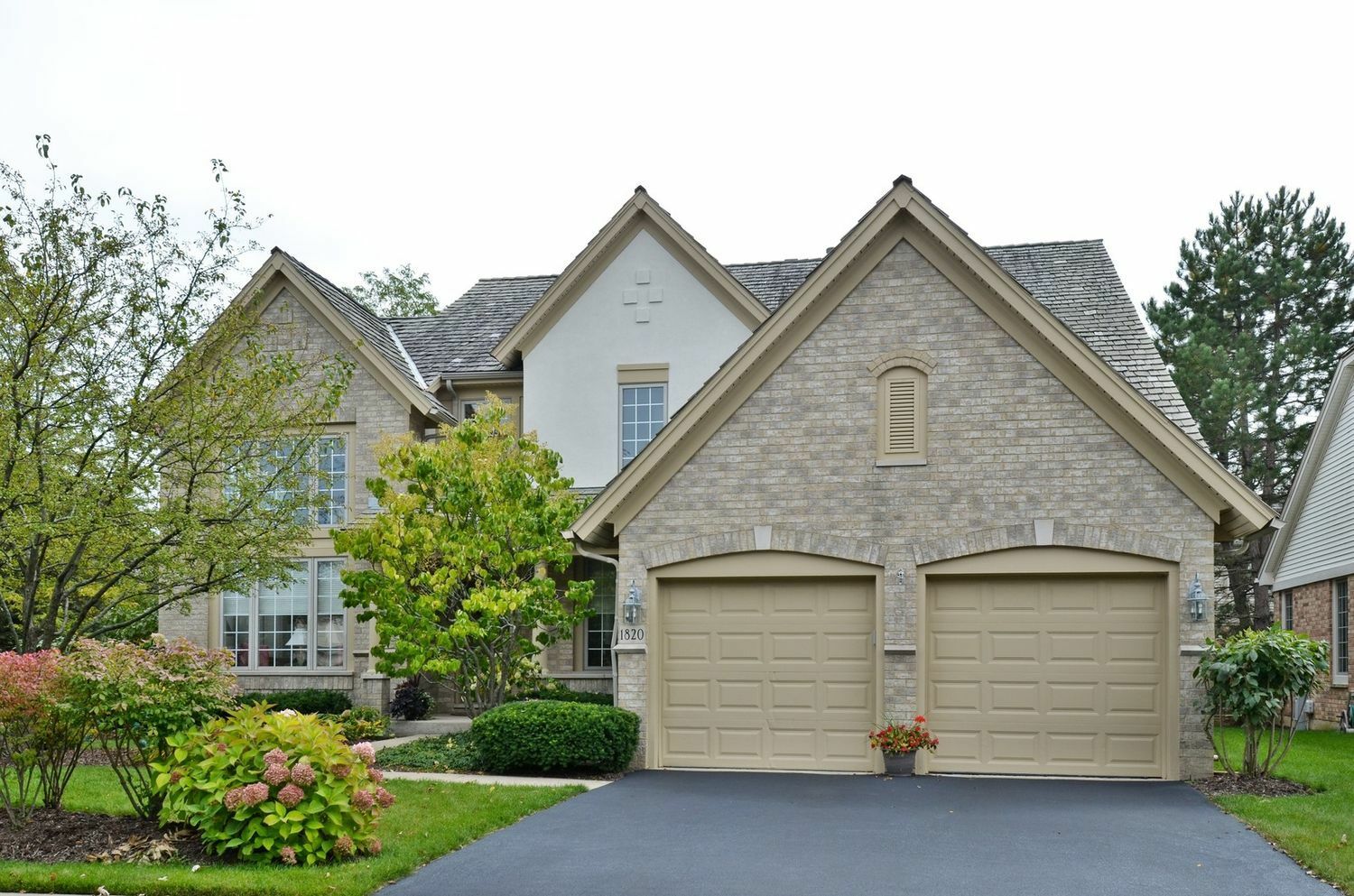 Property Photo:  1820 Dunhill Circle  IL 60025 