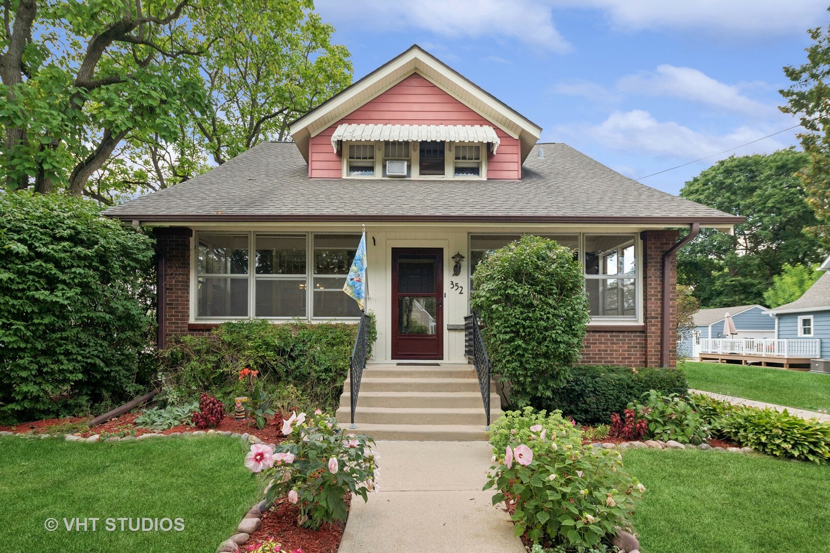 Property Photo:  352 N Worth Avenue  IL 60123 